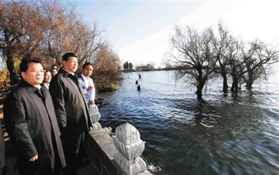 习近平来到洱海边的湾桥镇古生村了解洱海生态保护情况